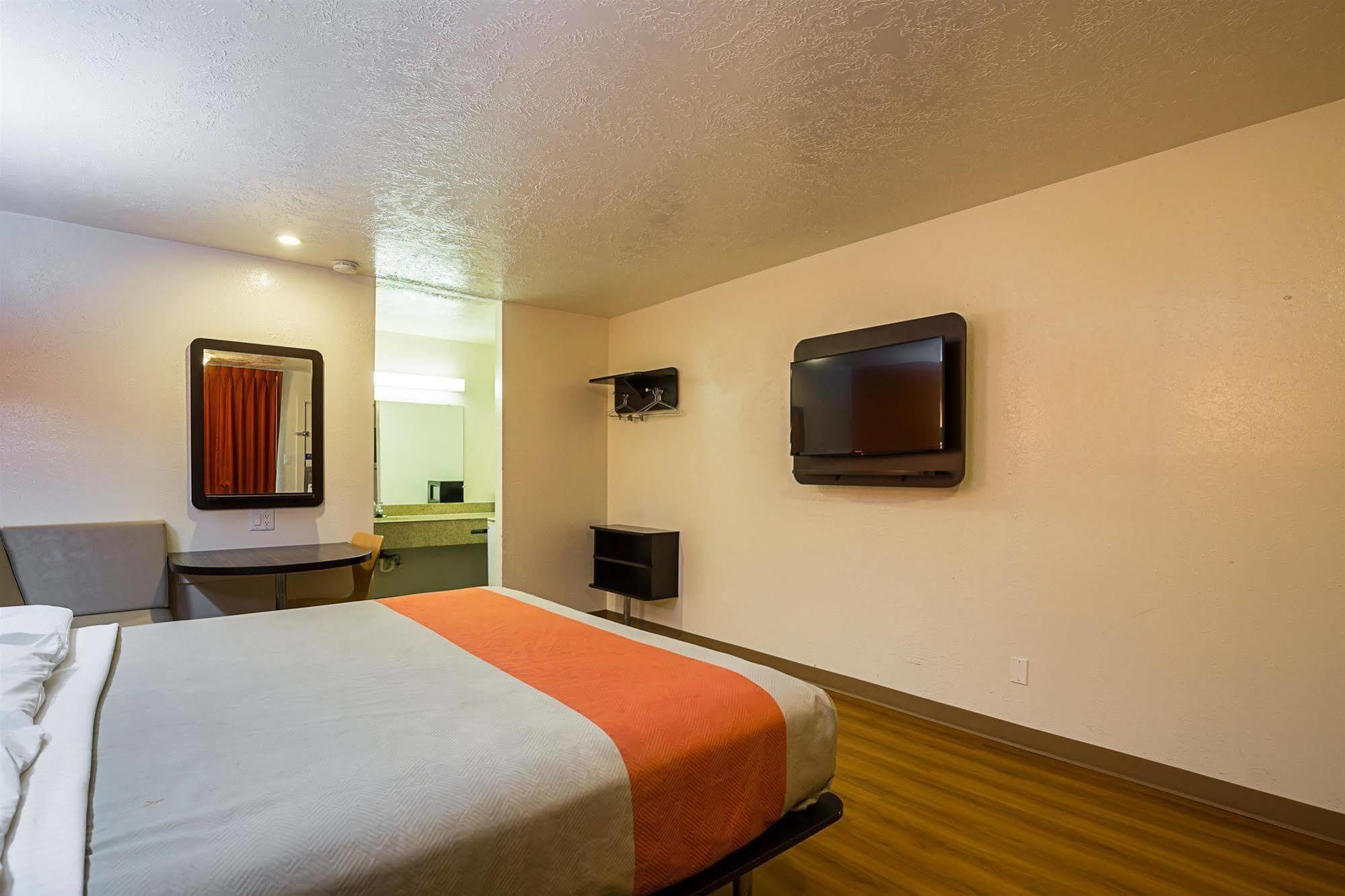 Hotel 6-madisonville, Tx 2*